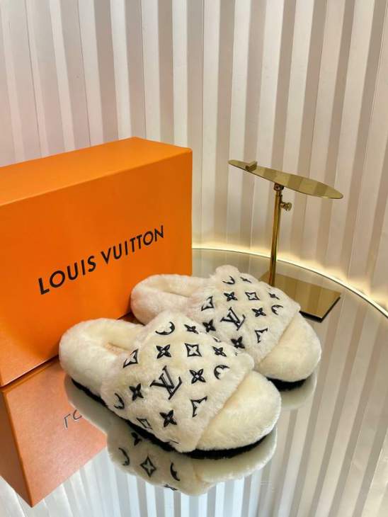 Picture of Louis Vuitton Slippers _SKULVsz35-40mnq1114521